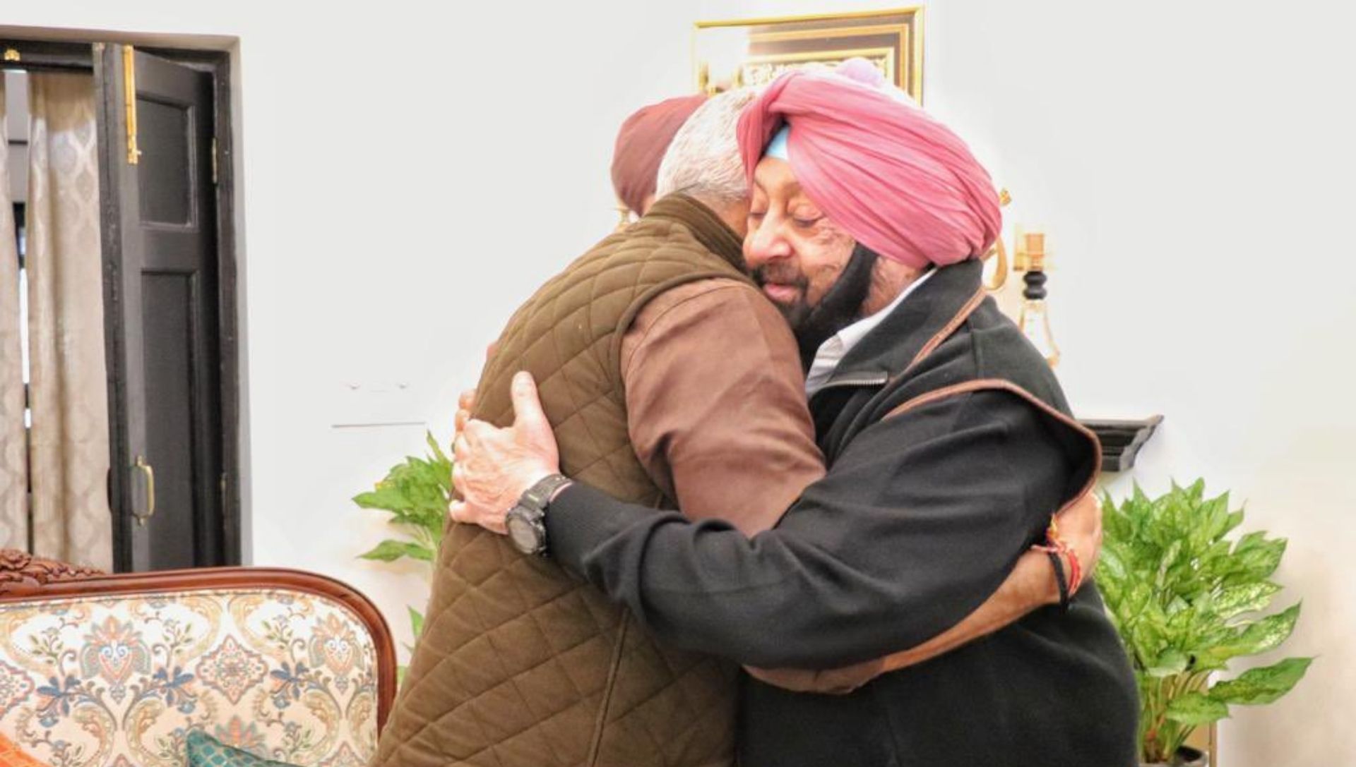 Capt Amarinder Singh hugs Union minister Gajendra Singh Shekhawat