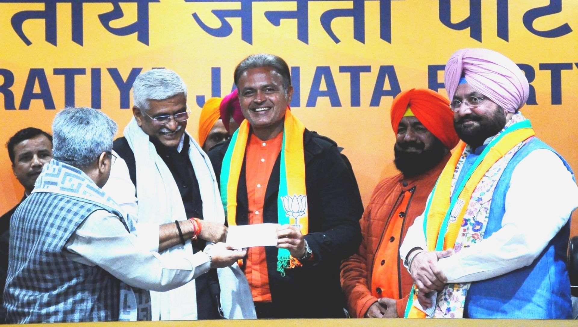 Cricketer dinesh mongia joins BJP