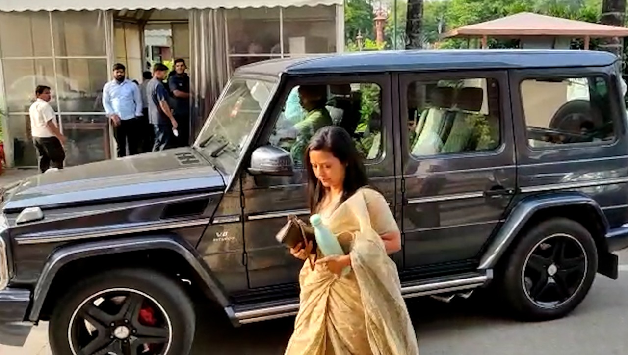 She Had A Flourishing Corporate Career', Swara Bhaskar Defends Mahua Moitra  Amid Louis Vuitton Row