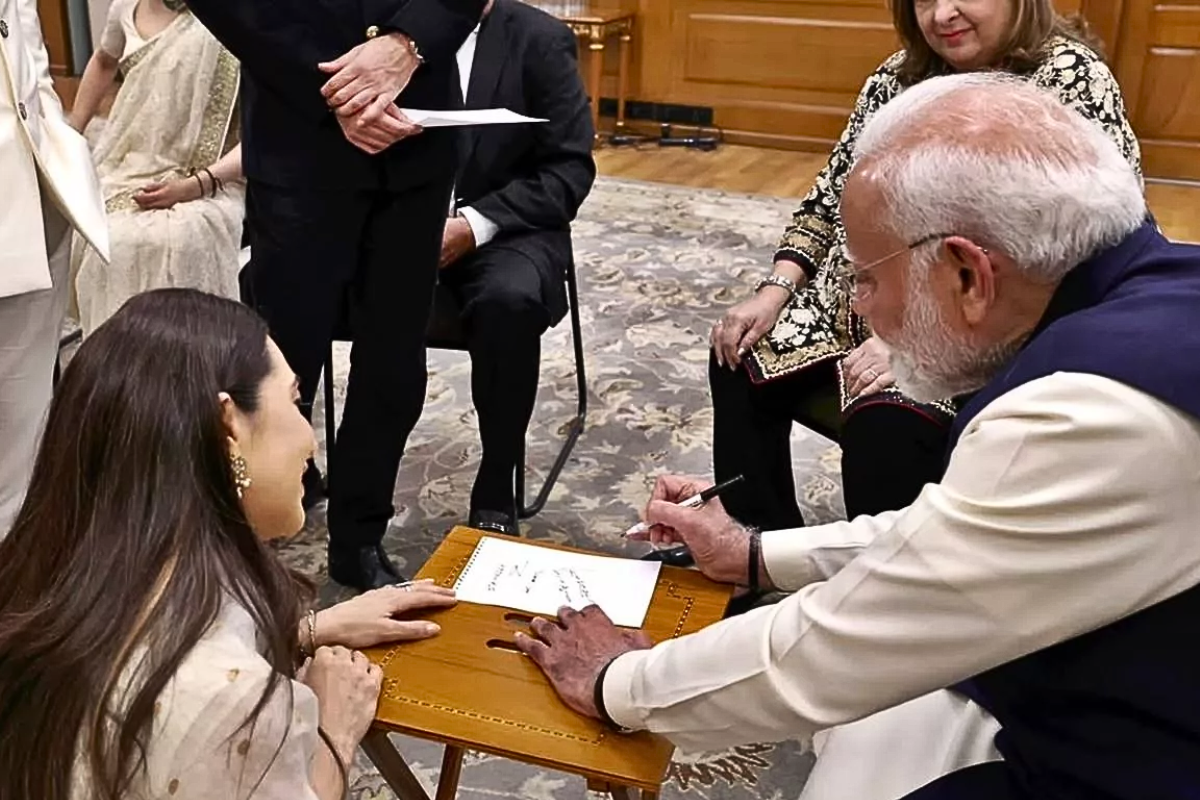 Karisma Kapoor meets PM Modi, receives special gift for kids. 