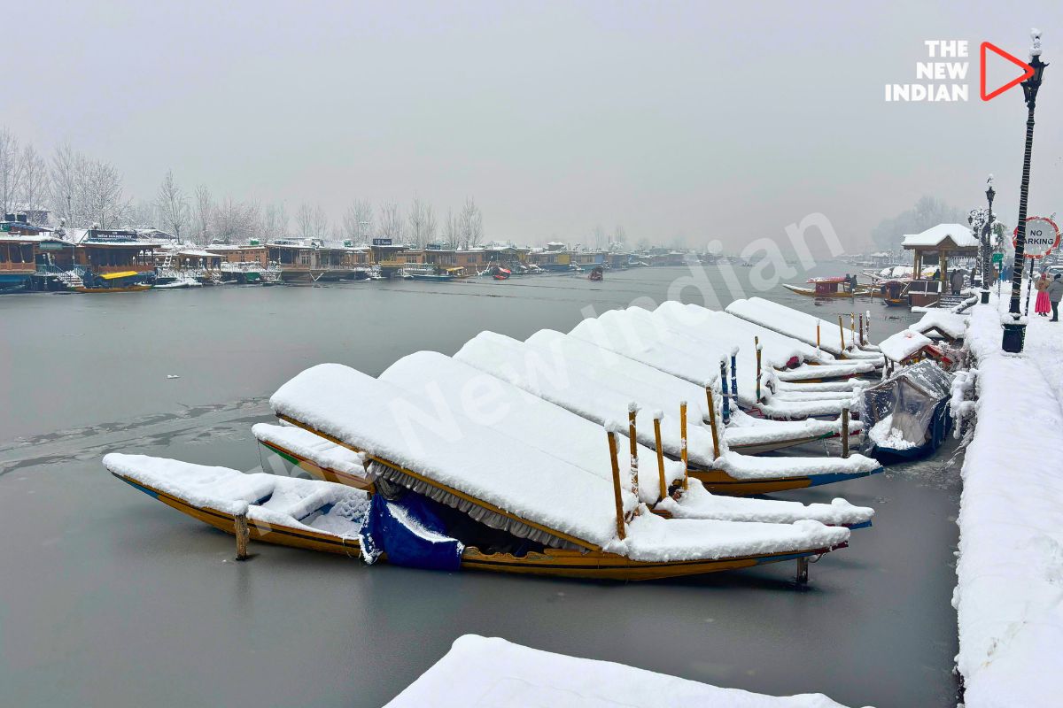 Fresh snowfall blankets Kashmir, disrupting roads, flights, daily life.