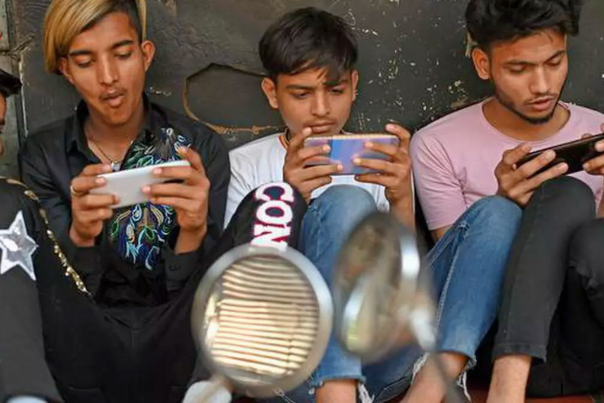 Indian Boys, at 81%, pip girls in being ‘confident’ using smartphones; Girls can’t set alarms; More boys on SM too: ASER Report