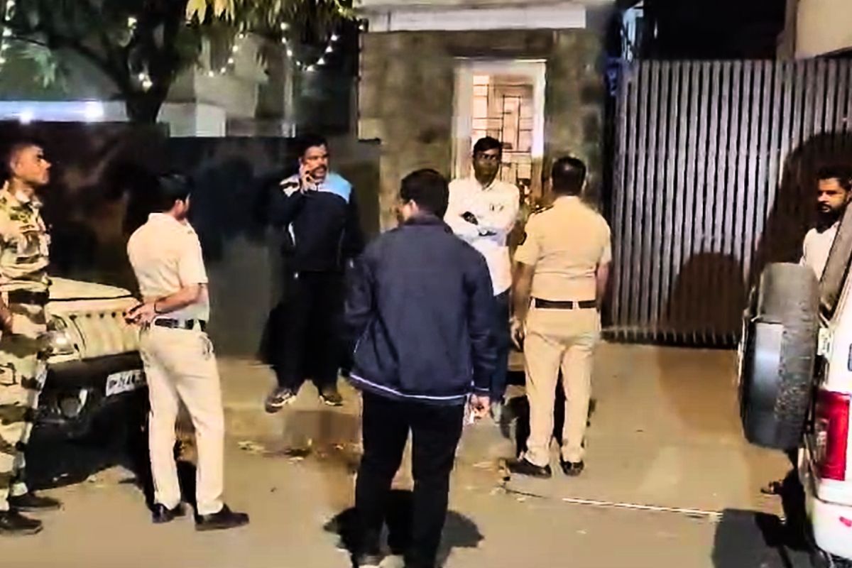 Mumbai police probe attack on Saif Ali Khan, recreate scene.