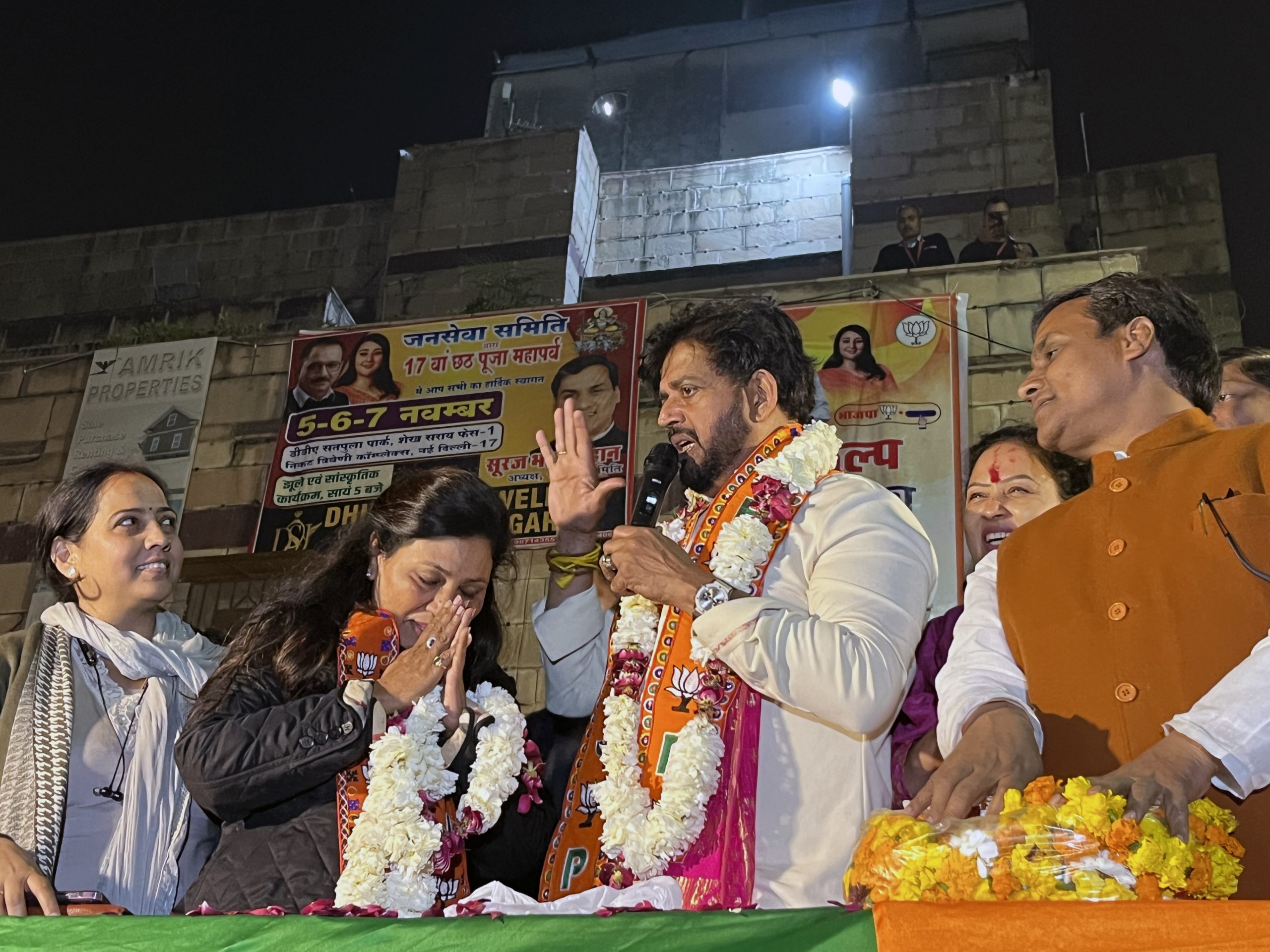 BJP MP Ravi Kishan blesses Shiha Paradise during a campaign rally while seeking support for the upcoming meeting in Delhi.